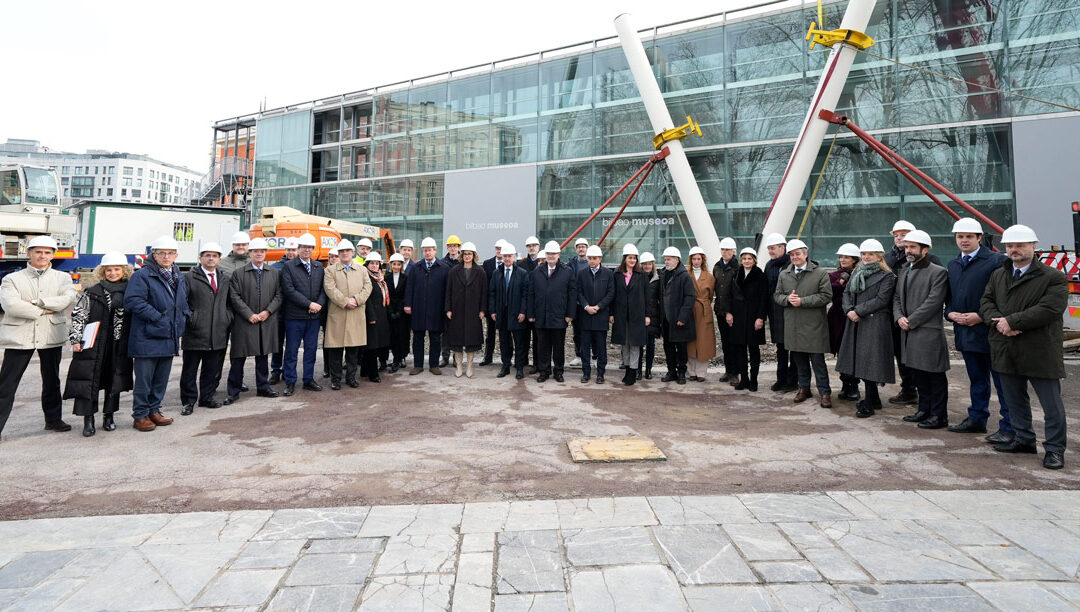 El Museo de Bellas Artes de Bilbao celebra el hito de la colocación del primer pilar en “V” de la estructura para su ampliación